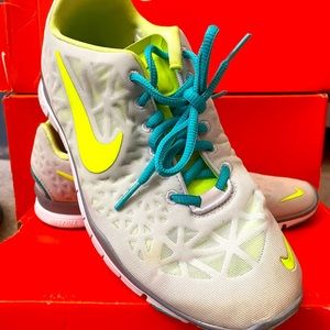 NIKE woman’s sneaker white size 7